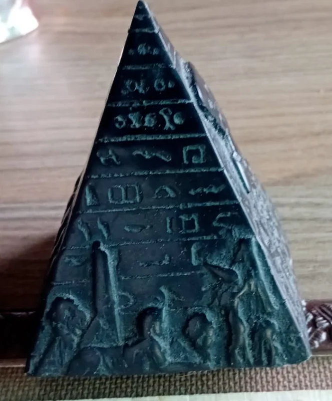 Miniatura de Pirâmide Egípcia Artesanal (Produzida no Egito)