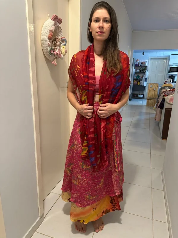 Xale Vermelho com Estampa Étnica (Tecido Leve, Usado)